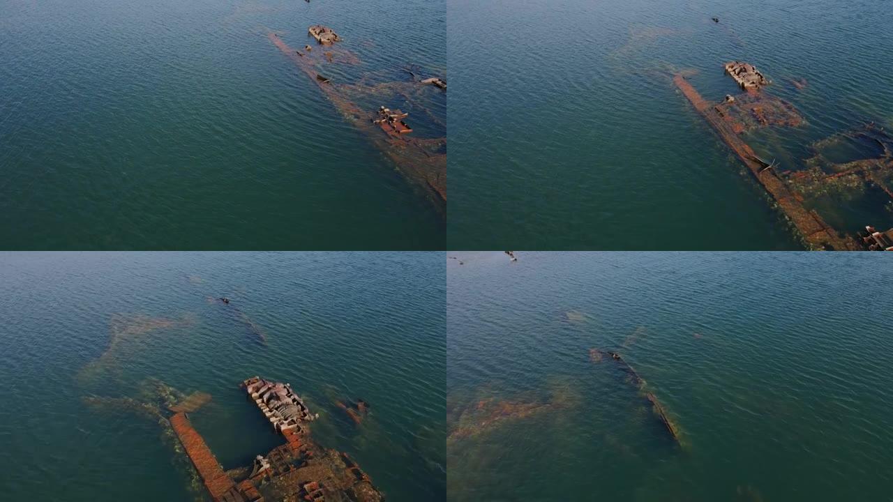 海里沉没的金属船残骸。从水中伸出的顶部被金属猎人切开。