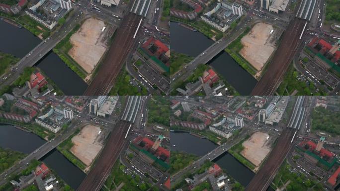 Spandau火车站附近道路交通拥挤的高角度视图。市中心一处闲置的空地。向上倾斜可以看到公寓楼。柏林