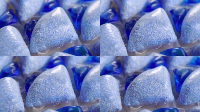 洗碗机用粉末和液体蓝色洗涤剂荚。宏