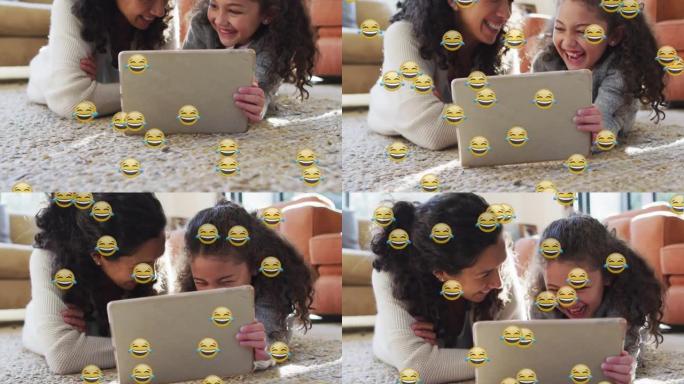 使用笔记本电脑在快乐的混血儿母女身上制作表情符号的动画