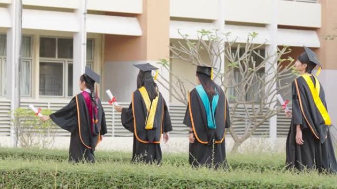 毕业生的后面正在步行参加大学的毕业典礼