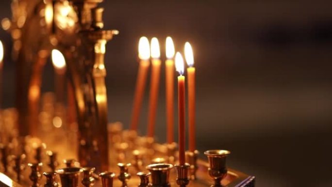 蜡烛教堂燃烧，东正教和天主教徒，圣殿中的宗教属性
