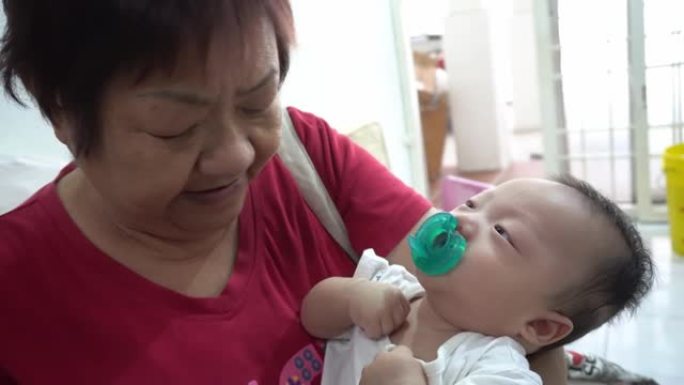 中国祖母拥抱男婴