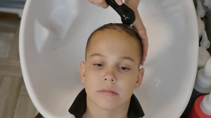 俯视图，慢动作: 洗一个高加索少女的头发