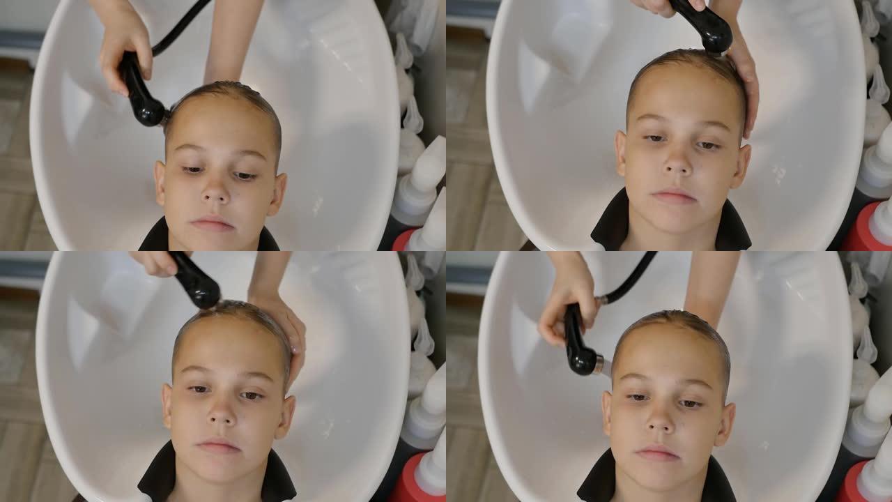 俯视图，慢动作: 洗一个高加索少女的头发