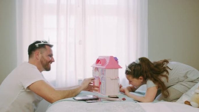 4k视频片段，父亲与女儿在家里的卧室里假装玩耍