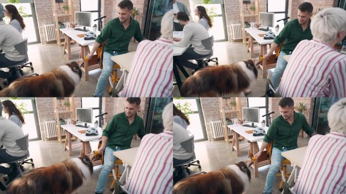 快乐的男性企业家在宠物友好的办公室里和一只粗糙的牧羊犬玩耍
