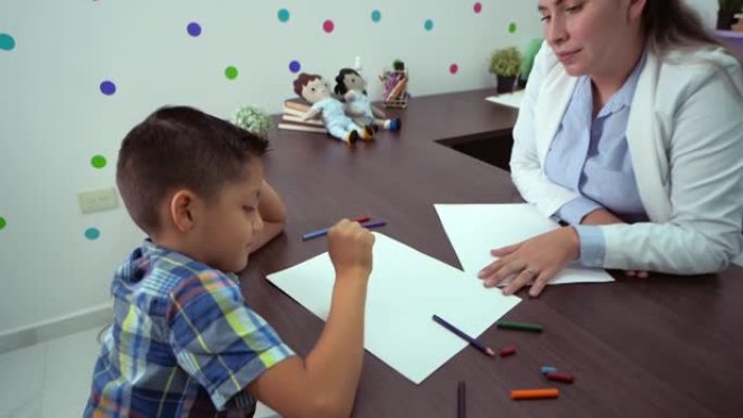 心理学家用绘画指导小男孩