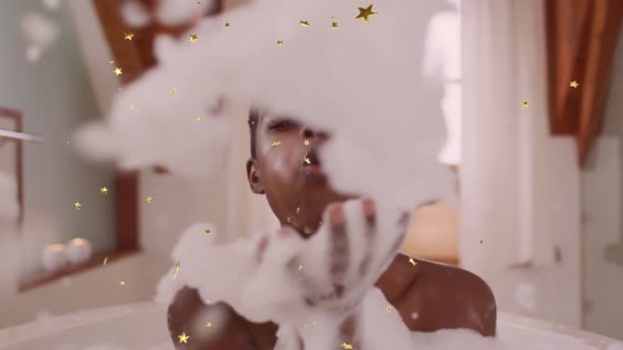 金星的动画落在快乐的非洲裔美国妇女身上，在浴缸中吹泡沫