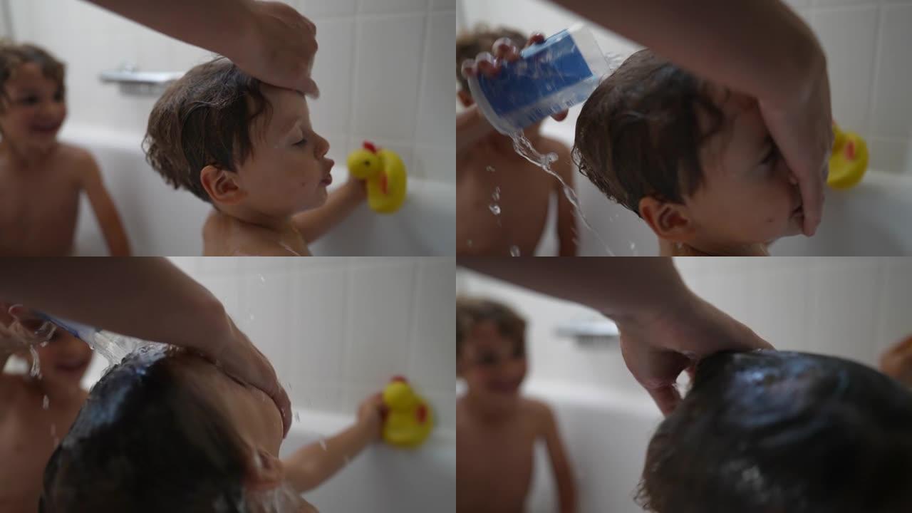 洗澡的孩子泼水。两个正在洗澡的小男孩泼水