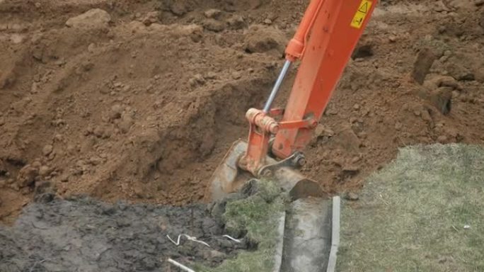 挖掘机铲斗挖掘地面。