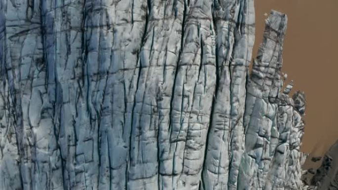 在Vatnajokull国家公园的Breidamerkurjokull冰川的裂冰与棕色泥冰的俯视图。