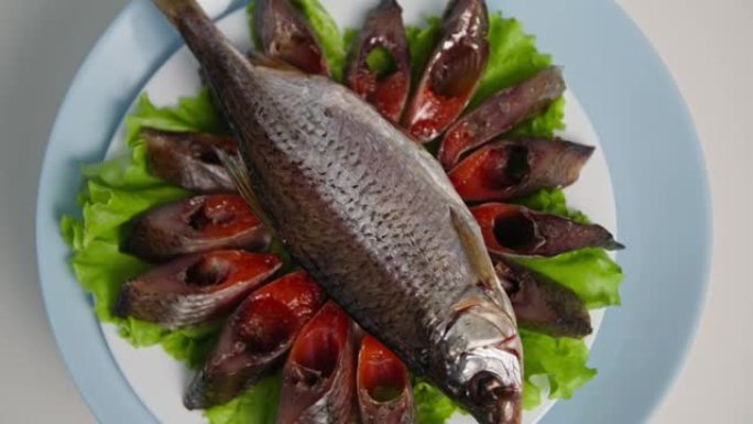 鱼菜，健康美味的咸鱼切成薄片，鱼子酱放在白盘上，在白盘上旋转