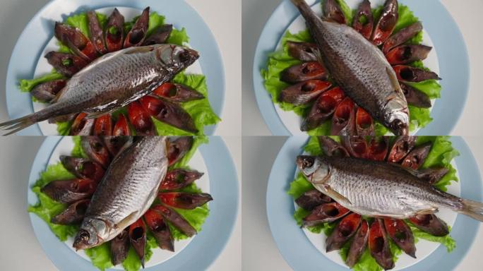 鱼菜，健康美味的咸鱼切成薄片，鱼子酱放在白盘上，在白盘上旋转