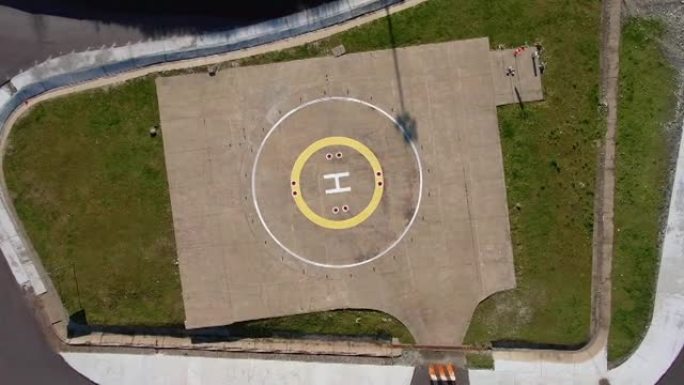空中视图POV降落在直升机停机坪上。第一人称视角。摄像机往下看。商务航空