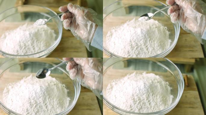 加入发酵粉。最好的自制姜饼饼干