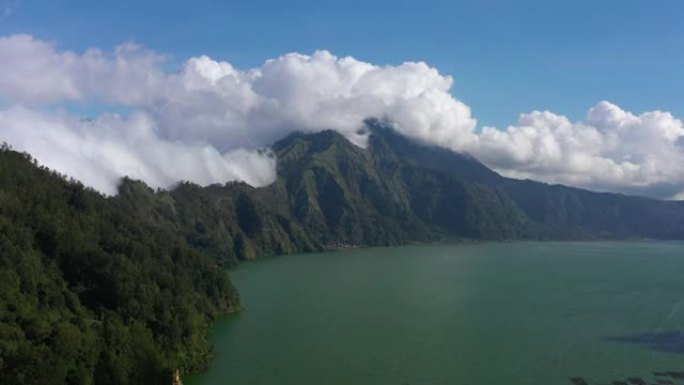 晴天巴厘岛著名火山口湖海岸线华丽云空中全景4k印度尼西亚