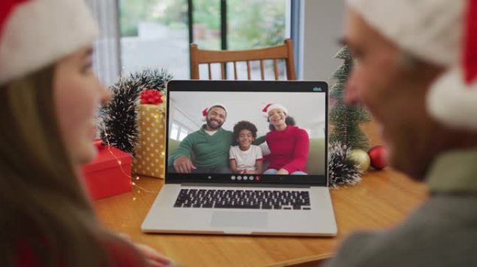 快乐的高加索高级夫妇在圣诞节与家人进行视频通话