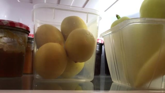 家庭室内冬季冰箱背景: 维生素c和果酱含量最高的水果和蔬菜