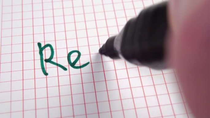 用绿色毡尖笔在纸质记事本的方形页面上写下 “循环” 一词