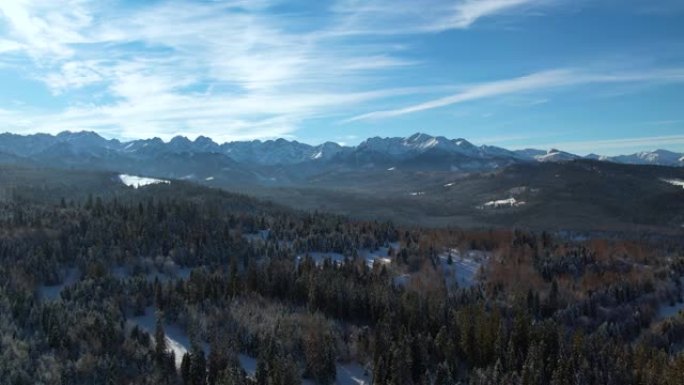 冬季的山脉，鸟瞰图。白雪皑皑山脉景观的鸟瞰图。塔特拉高山山脉和神奇的未受破坏的风景。