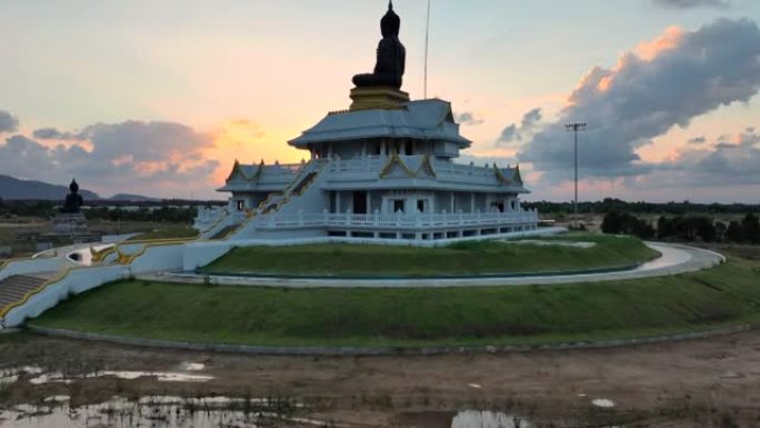 泰国宋卡府Phutthamonthon区Bhudda雕像的空中无人机日落风景