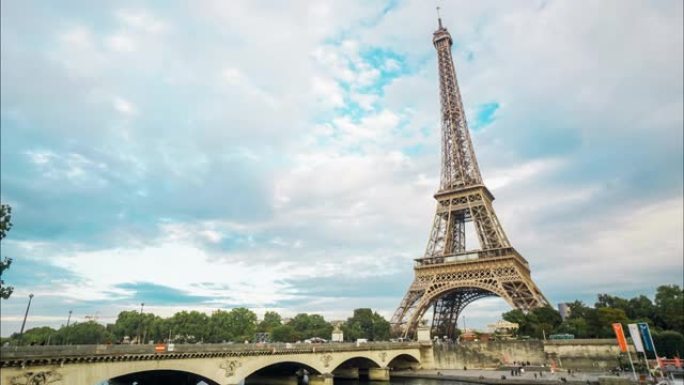 巴黎埃菲尔铁塔在阳光明媚的日子里的时间流逝，背景中云被风吹动