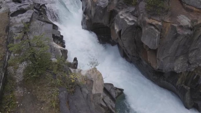 淡水涌入峡谷。加拿大自然背景。