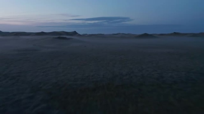 鸟瞰图迷雾的冰岛高地在晚上。月景全景。冰岛月景谷的戏剧性雾蒙蒙的无人机。迷人乡村的雾蒙蒙的鸟眼
