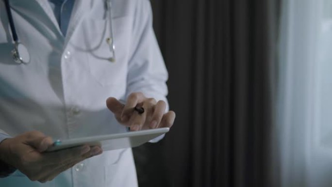 医生在办公室使用数字平板电脑。