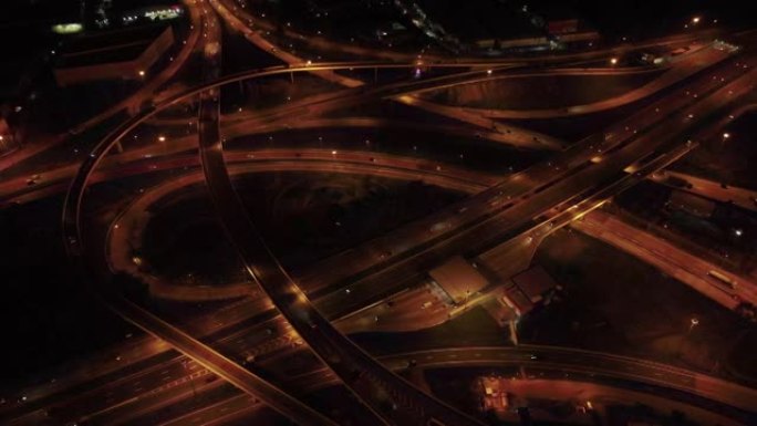 城市的高速公路路口，夜间有交通的高速公路的头顶镜头，空中俯视延时视频