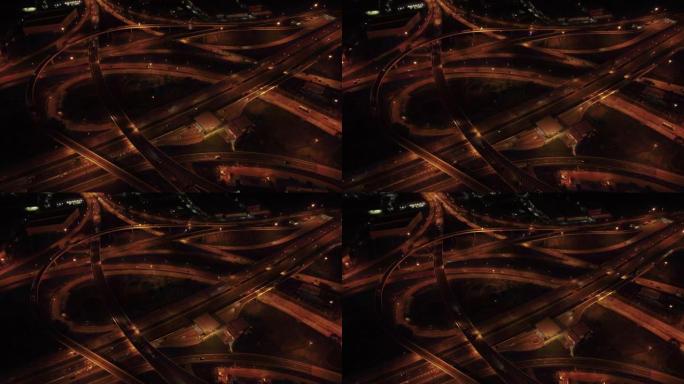 城市的高速公路路口，夜间有交通的高速公路的头顶镜头，空中俯视延时视频