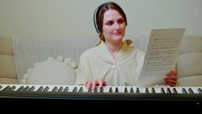 女音乐家与钢琴在客厅的沙发上看音符