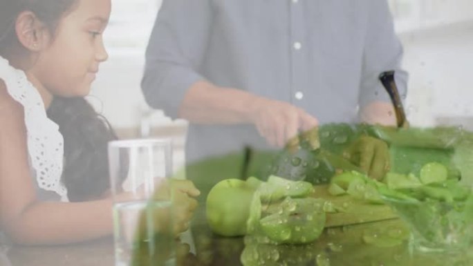 快乐的混血儿家庭在苹果上做饭的动画
