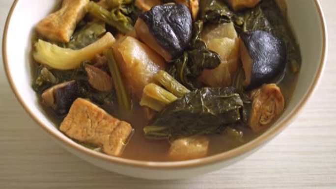 中国蔬菜炖豆腐或蔬菜汤的混合物-素食和素食风格