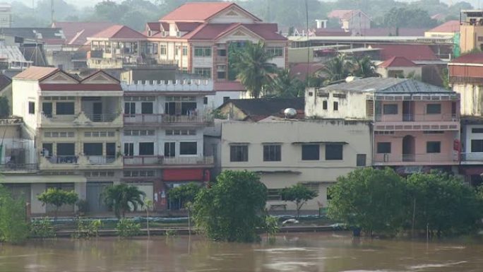 小摩托艇沿着湄公河前进。河滨镇通过在湄公河沿岸放置沙袋来防止水位上升