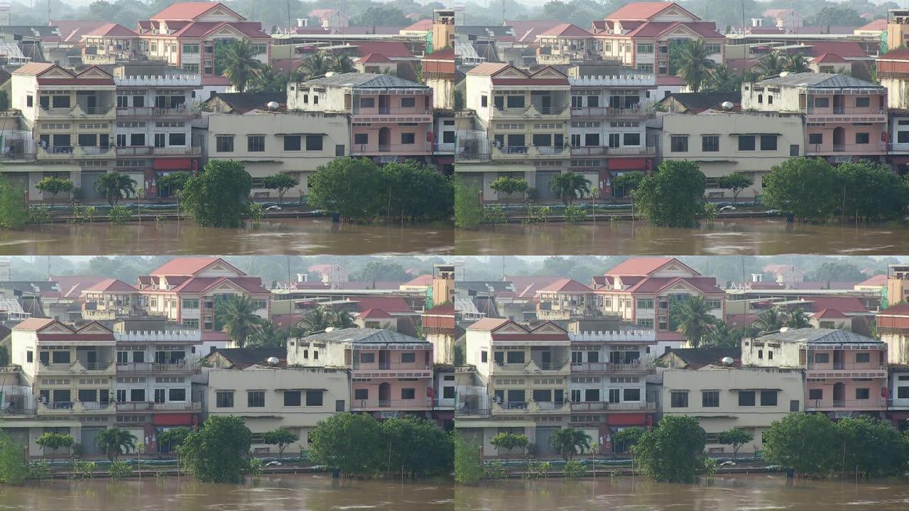 小摩托艇沿着湄公河前进。河滨镇通过在湄公河沿岸放置沙袋来防止水位上升
