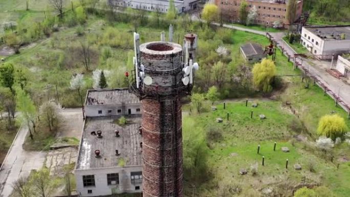 废弃被毁工厂管的鸟瞰图。世界末日毁灭了城市。