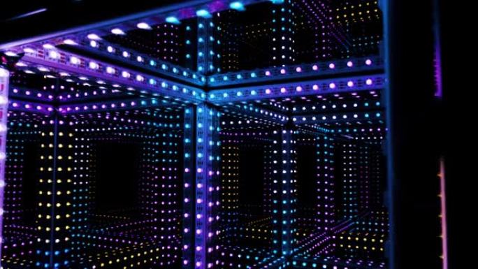 旋转的透明立方体彩色闪烁的发光二极管灯在黑暗中。未来主义设计，装饰，抽象视频背景。
