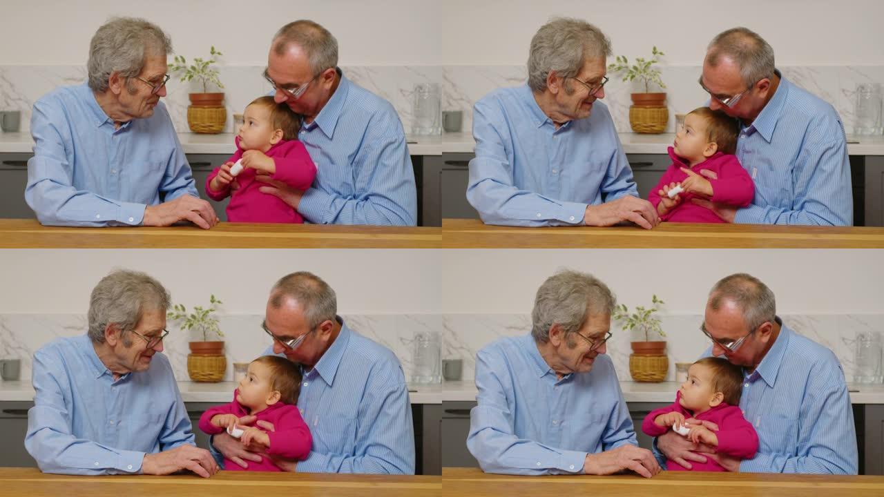 两个祖父抱着他们的孙女。游戏和在家庭舒适的高加索老人和小孩的笑声。