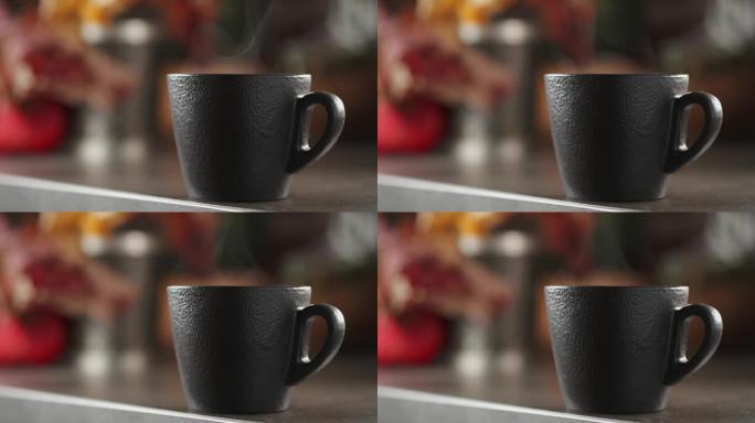 特写热气腾腾的浓缩咖啡或一杯茶，实时视频，选择性聚焦在杯子上。桌子上有蒸汽的热陶瓷黑咖啡杯。早餐的热