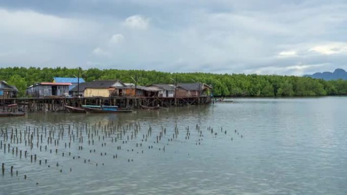 泰国攀牙府Samchongtai热带海域渔村的渔夫和木制长尾船的延时