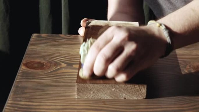 木工涂抹木材污渍。在木板上涂油。木材浸渍的应用。木质表面的保护