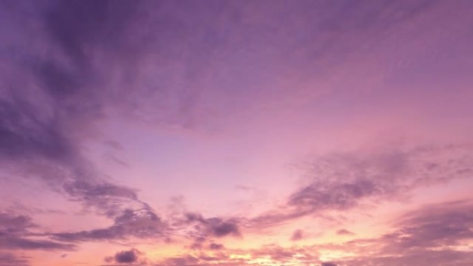 柔和的粉色橙色黄色日出或紫色蓝天上的日落云
