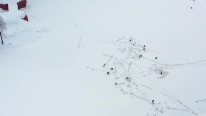 弗罗泽恩河上渔民的鸟瞰图冰抓鱼。鸟瞰。冬天。冬季背景。顶视图