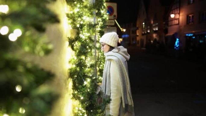 女人在圣诞节在科尔马 (Colmar) 附近行走