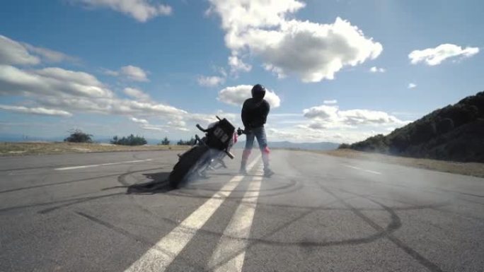熟练勇敢的特技摩托车手在摩托车上耍花招。极限赛车运动。空桥上的壮观特技