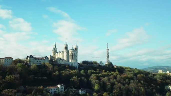法国里昂圣母院大教堂的美丽空中无人机镜头