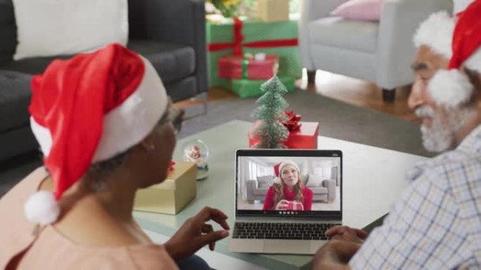 快乐的非洲裔美国高级夫妇在圣诞节与女性朋友进行视频通话