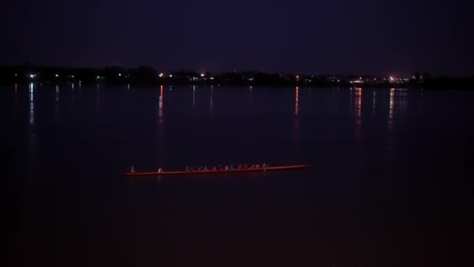 泰国和老挝之间的湄公河夜间长时间赛艇练习东盟流行运动
